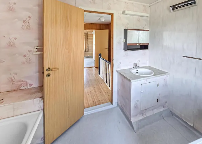 4 Bedroom Awesome In Kongshus Feriehus